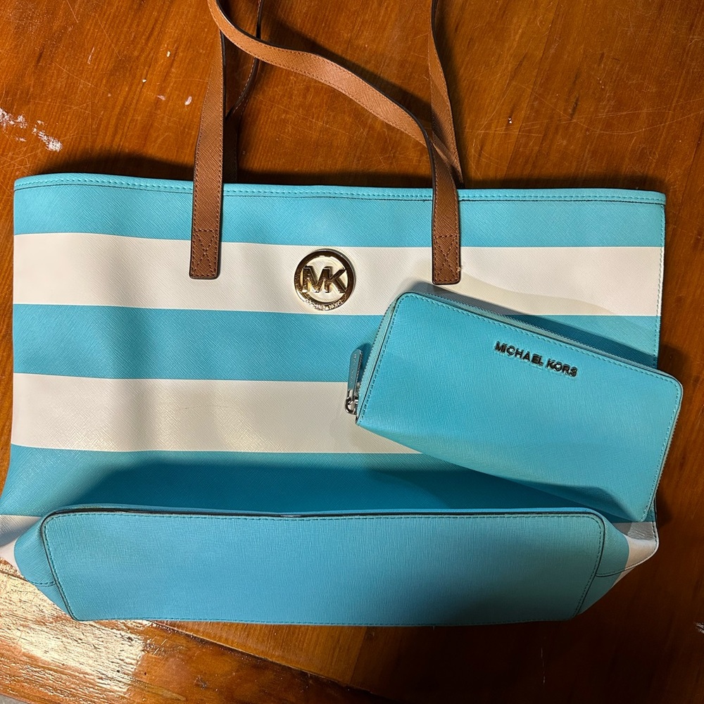 Michael Kors Tote & Wallet Set